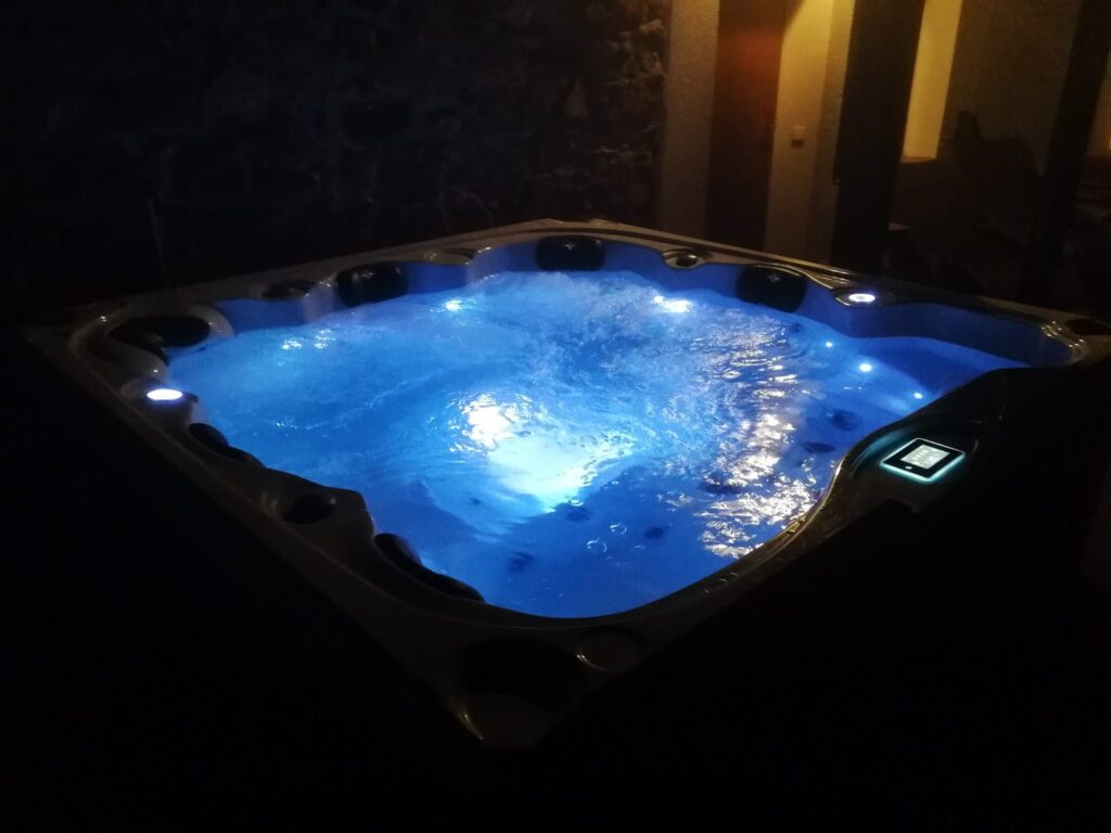 Večerně nasvícená vířivka IDOL Spas